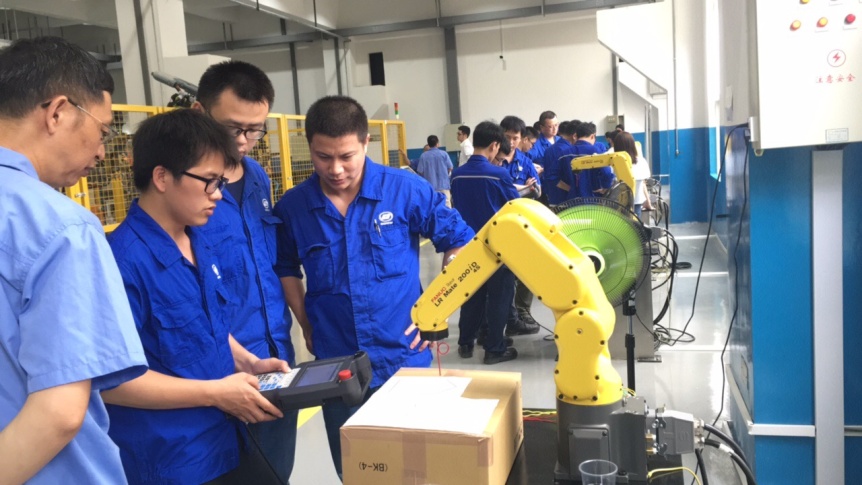 机电工程学院举行上汽通用五菱FANUC工业机器人培训提升班”开班仪式_新闻中心_机电工程学院
