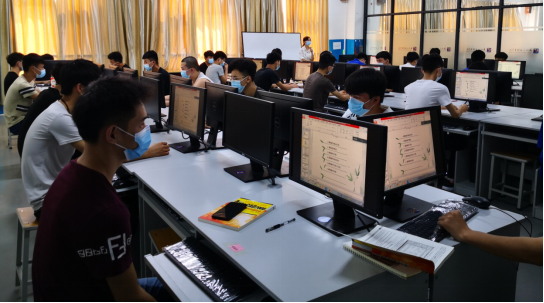 30名学生安排在机房上课